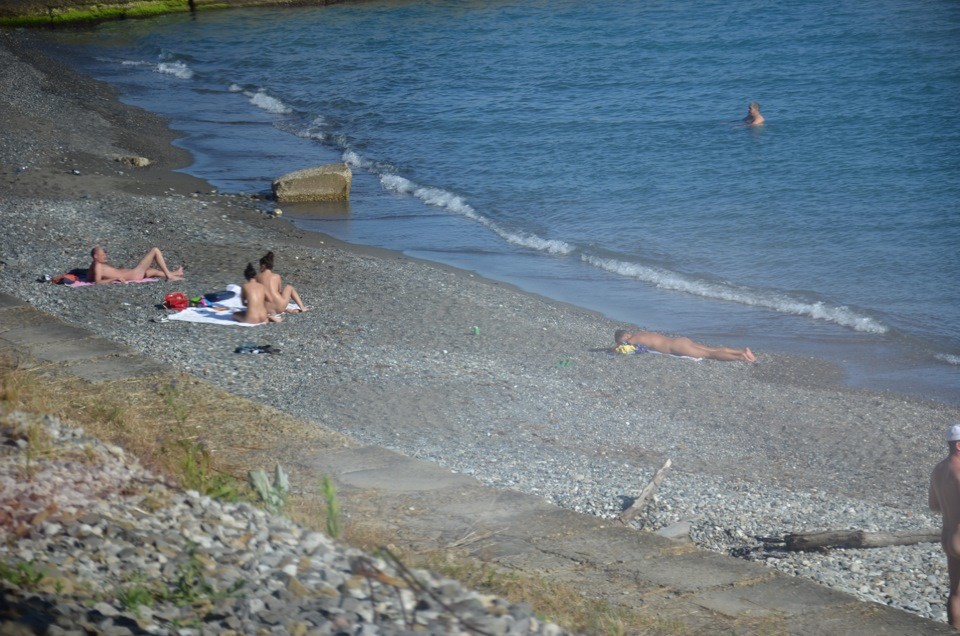 как называется пляж где купаются голые люди